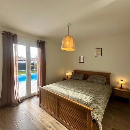 Hébergement de vacances La Marine Avec Jardin, Terrasse Et Piscine *