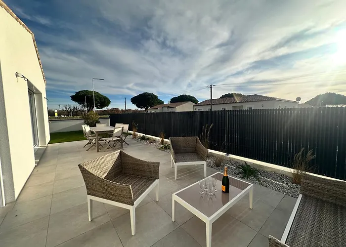 La Marine Avec Jardin, Terrasse Et Piscine